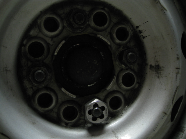 タイヤ交換時にナットが入りにくい舐めたボルトの修復 直しにねじ切りダイス M12 1 25 Dorublog