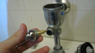 dorublog | 男子トイレ 小便器 水が止まらない時の対処法 フラッシュバルブ 押しボタン パッキン交換