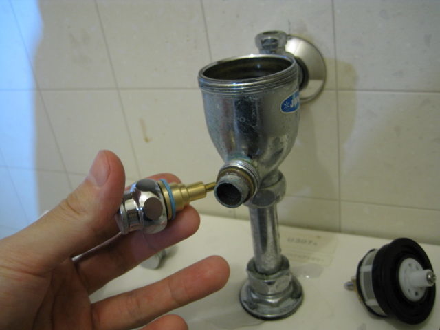 小便器 水が止まらない時の対処法 フラッシュバルブ 押しボタン パッキン交換 | dorublog